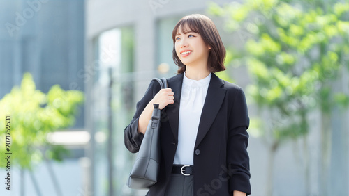 Photos オフィス街を歩く女性・ビジネスウーマン, Businesswoman Walking in an Office District