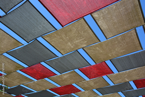 Cable-tensioned sun shade