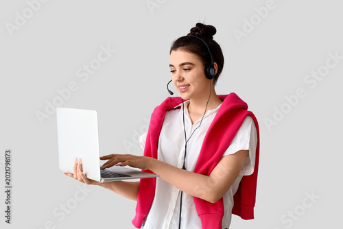 Female technical support ag...
