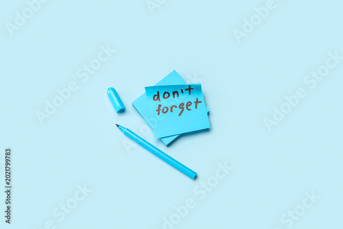 Quadro em tela Sticky note with text DON'T FORGET and felt-tip pen on blue background