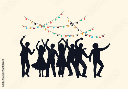 Foto A group of silhouetted people dancing under string lights