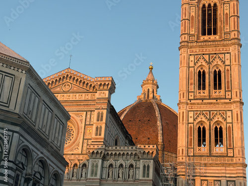 Fotografija Florence cathedral, duomo, and giotto's bell tower glowing in the golden hour li