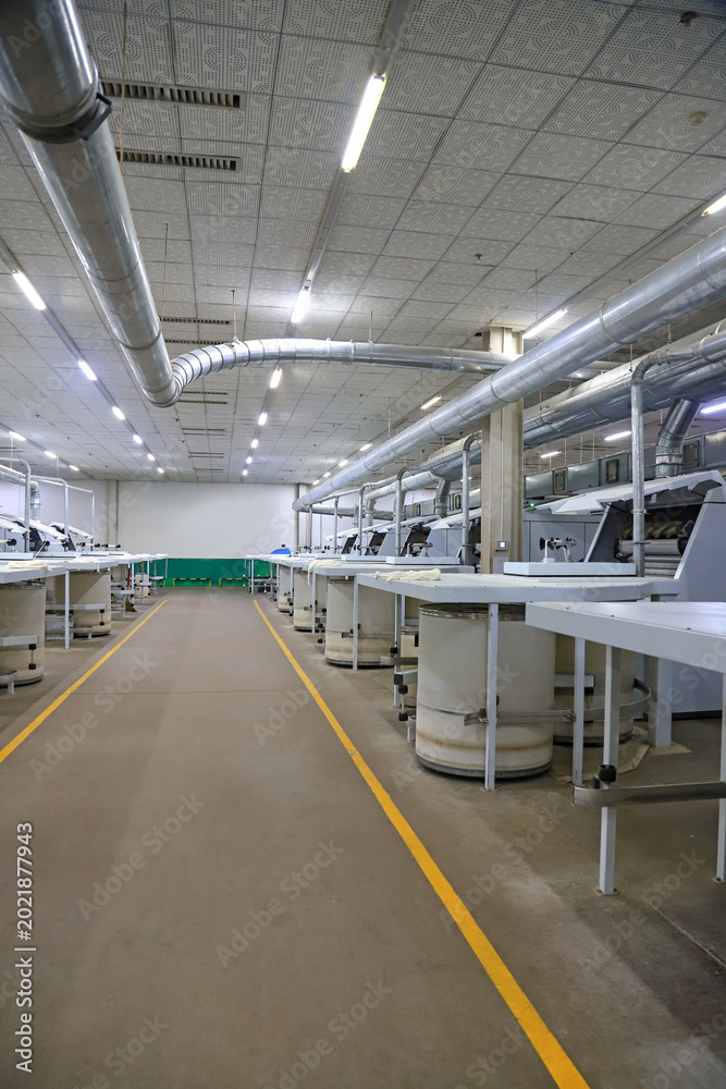 Obraz premium Industrial Assembly Line in Cotton Mill Carding Workshop