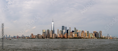 Tableau sur toile Panoramic view of the Lower Manhattan skyline in New York City