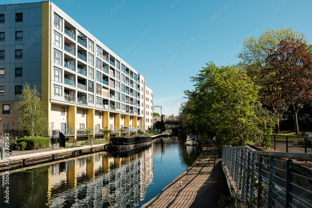 Fototapeta premium London canal views with modern waterside residential buildings