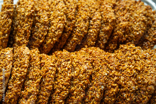 Konstfotografi golden crumbly granola clusters close-up in rustic wooden bowl for healthy break