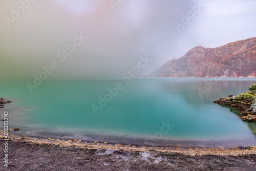 Canvas Print Acid lake in Mount Ijen, an active volcano in Java, Indonesia