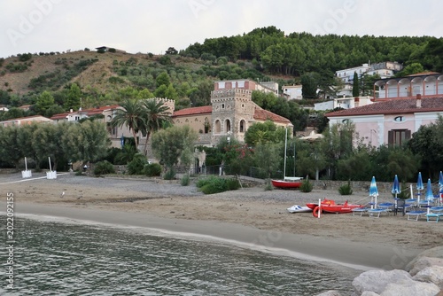 Pioppi - Scorcio di Palazzo Vinciprova dalla scogliera all'alba