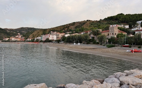 Pioppi - Scorcio del lungomare dalla scogliera all'alba