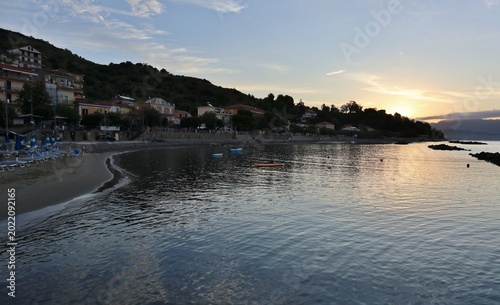 Pioppi - Scorcio del borgo dalla scogliera all'alba
