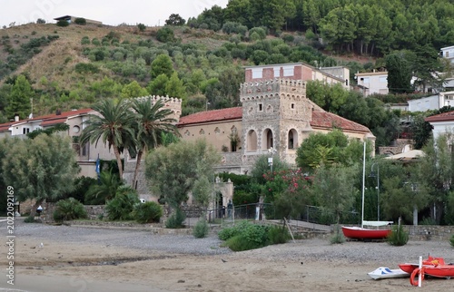 Pioppi - Palazzo Vinciprova dalla scogliera all'alba
