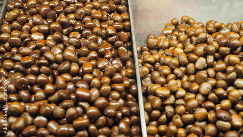 Obraz premium Chestnut roasted nut brown food snack seed natural texture harvest market warm aroma rustic pile