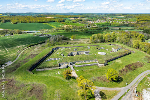 Vue aérienne du fort d'Uxegney, fort Séré de Rivières de la ceinture fortifiée d’Épinal dans les Vosges