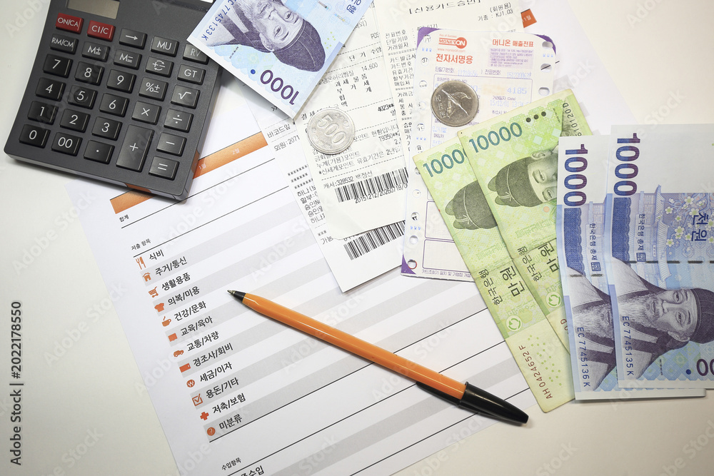 Obraz premium 볼펜,가계부,영수증,계산기,동전,지폐,원화