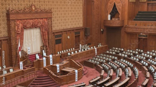 国会議事堂：重厚で厳かな参議院本会議場の内観風景（パン）