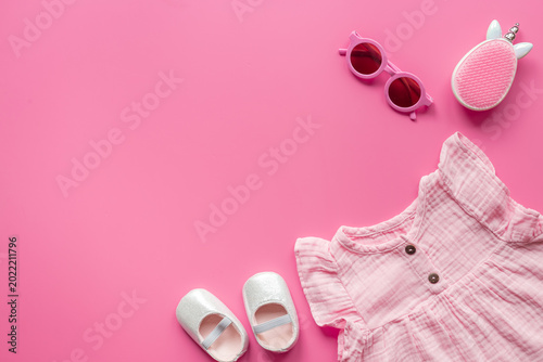 Foto Baby girl pink cotton muslin dress with shoes and accessories, top view
