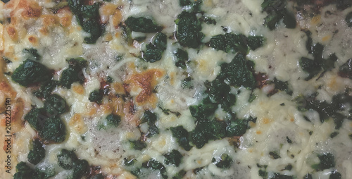 Foto close up of a spinach pizza, zenith view.