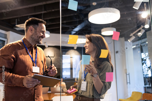 Fotografía Diverse business team smiling and working together, sharing creative thoughts du