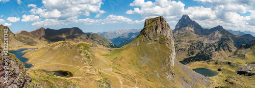 Vista panorámica de las picos y lagos en la ruta senderista de los lagos de Ayous, en el Parque Nacional de Los Pirineos, Francia