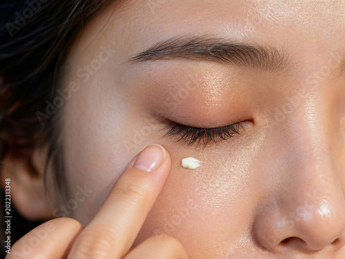 눈가 탄력을 위한 아이크림 케어 Eye Cream Care for Elasticity