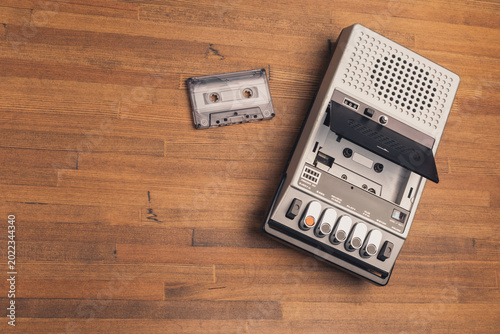 Cuadro en lienzo Vintage cassette recorder and tape on wooden surface