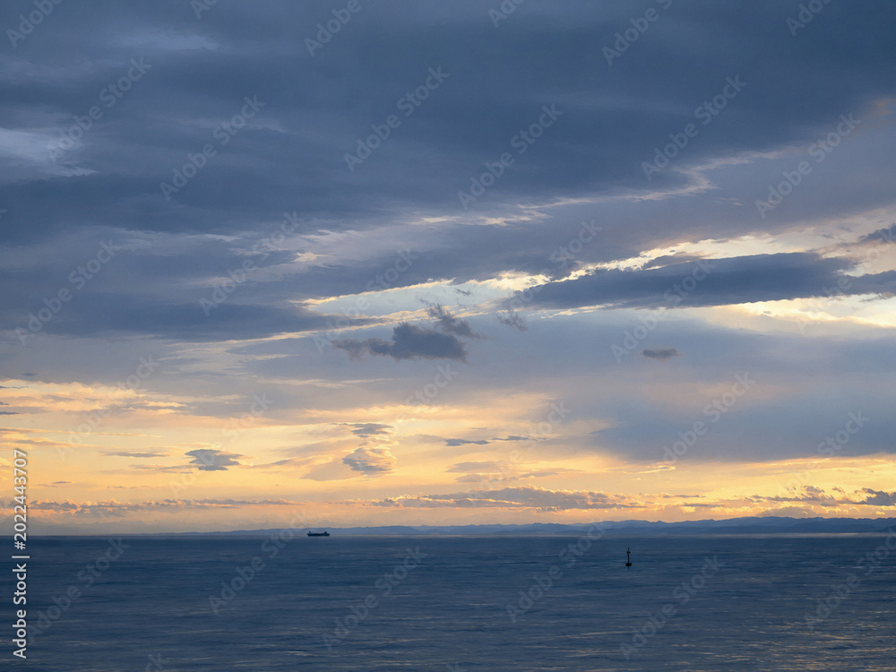 Fototapeta premium Atmospheric Ocean Sunset Under Cloudy Evening Sky