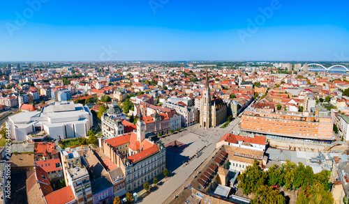 Foto Name of Mary Church aerial view, Freedom Square in Novi Sad, Serbia