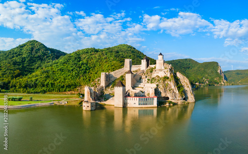 Foto Aerial view of Golubac Fortress on Danube river in Serbia