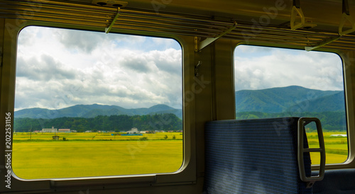 Foto 宮城県・陸羽東線から眺めた稲穂が垂れる車窓風景