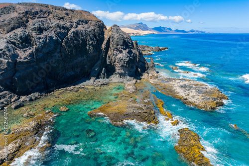 Foto Aerial of Playa de Agua Liques Turquoise Coastline and Saharan Desert Dunes, Fue