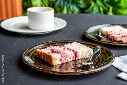 Fotografia A slice of delicious creamy torte layered with fruit mousse on a plate