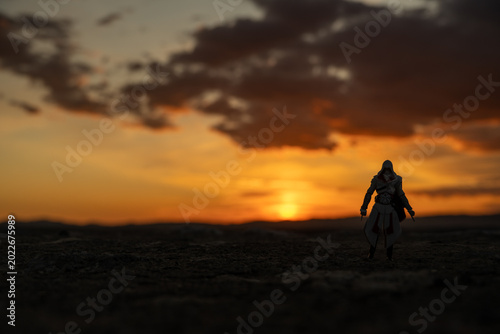 Foto Monteriggioni, Italy - 16 Sep 24: Figurine silhouette at sunset on Monteriggioni