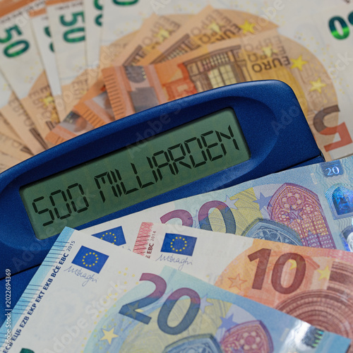 Taschenrechner mit dem Wort 500 Milliaden im Display