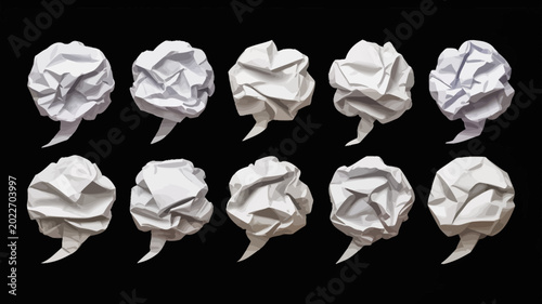 Foto crumpled paper balls in speech bubble shapes white on black background collectio