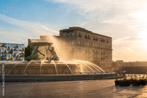 Fotografie Landscape shot looking past triton fountain landmark in valletta main gate plaza