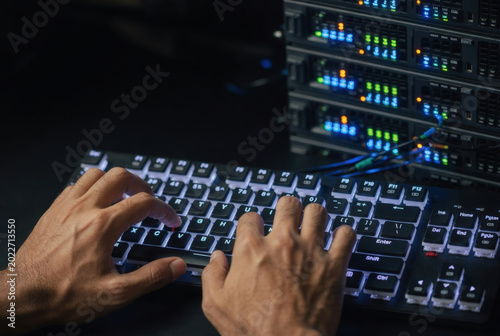 Ingegnere informatico al lavoro su server in sala macchine