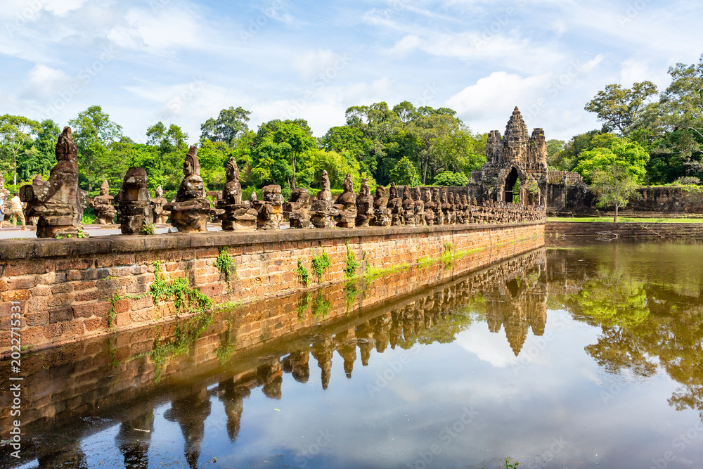 Fototapeta premium Stone statues leading to Angkor Thom gate