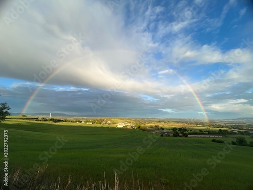 Cuadro en lienzo Arco iris completo y muy grande después de un dia de lluvia
