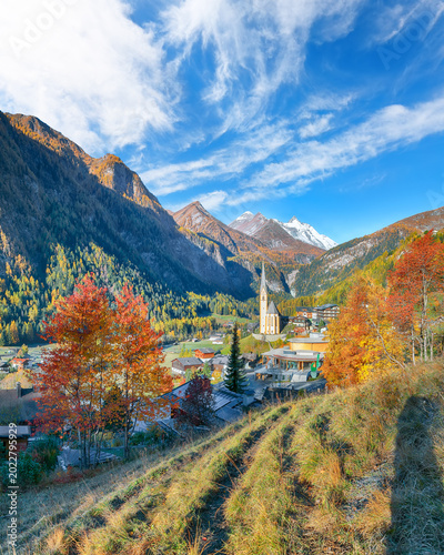 Foto Amazing autumn landscape  at Heiligenblut with St Vincent Church near Grossglockner mount