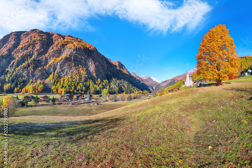 Foto Astonishing autumn landscape  at Heiligenblut with St Vincent Church near Grossglockner mount