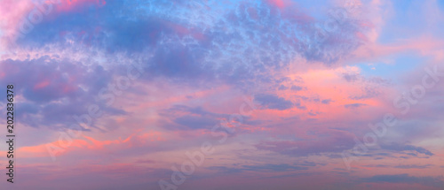 Foto Soft pink and purple hues fill the sky at sunset