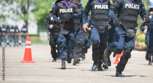 Foto Riot police control the crowd