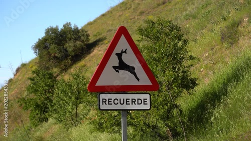 Detalle de una señal de tráfico de peligro que advierte el riesgo de animales en libertad cruzando la vía. Madrid, España, mayo de 2026.