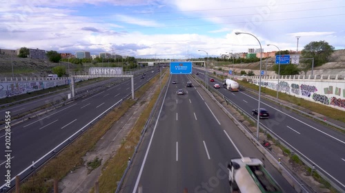 Coches pasando en una autovía de Madrid, España, mayo de 2026.