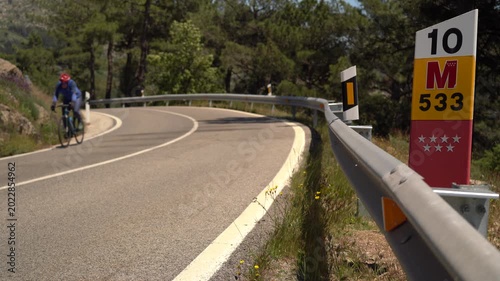 Un ciclista subiendo la cuesta de una carretera comarcal de Madrid, España. Mayo de 2026.