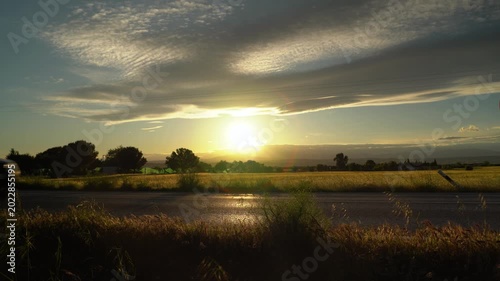 Atardecer en una carretera comarcal de Madrid, España, con unos coches circulando. Mayo de 2026.