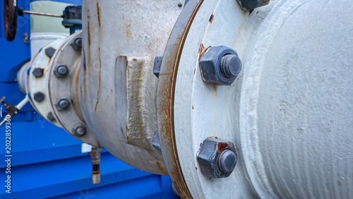 Foto Close up of stud bolt and nut connect two pipe flanges in an industrial plant, s
