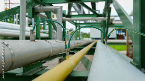 Foto Common pipe rack structure containing multiple chemical pipelines integrated wit