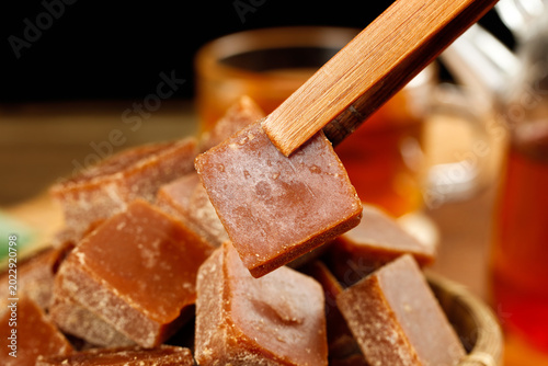 Foto Handmade Brown Sugar Cane Cubes from Guangxi China with Wooden Tongs Traditional