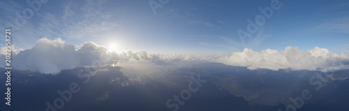 Foto Panoramic Sunlit Clouds Over Calm Ocean With Soft Reflections — 3D Rendering Sky